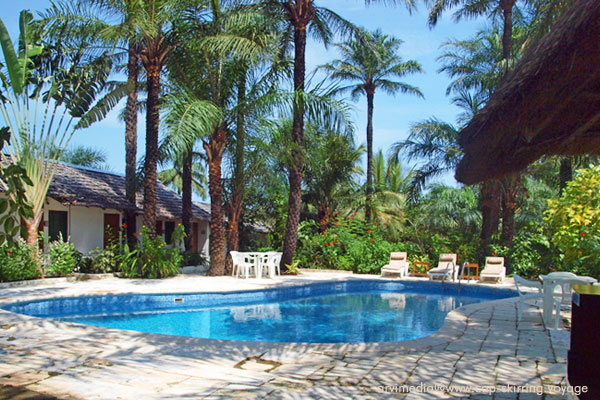 hôtel 20 chambres avec très belle piscine en plein centre de Cap Skirring, jardin exotique, ambiance tranquille et amicale