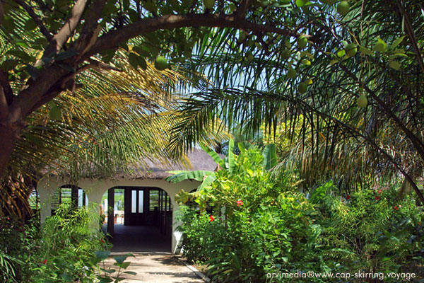 situé au centre de cap skirring au bord des bolongs magnifique hôtel paisible et tranquille idéal pour des vacances réussis