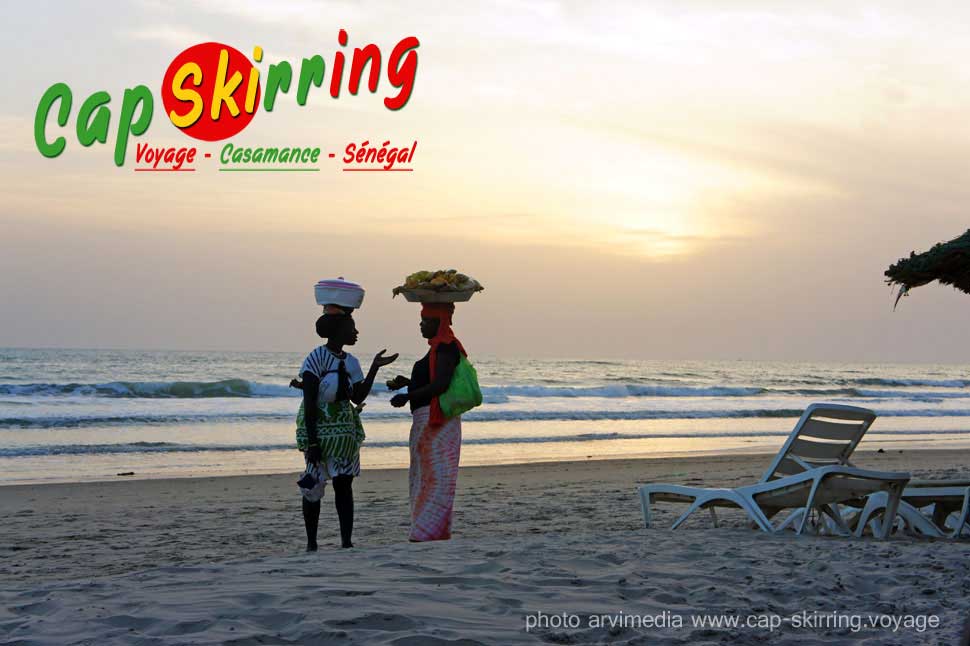 les vendeuses se déplacent toute la journée sur la plage pour vous proposer des sucrerie, des fruits frais et des gâteaux de Casamance arvimedia