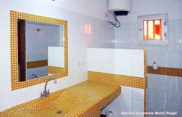Salle de bain avec douche, eau chaude, appartement ventilé ou climatisé.