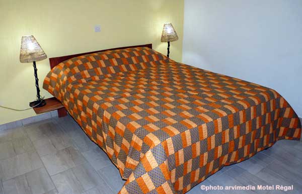 appartement à louer cap skirring climatisé ou ventilé chambre cuisine salle de bain 