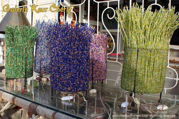 Luminaires en perles, création Younousse  Galerie d'art Keur Chérif, Cap Skirring, Casamance, Sénégal