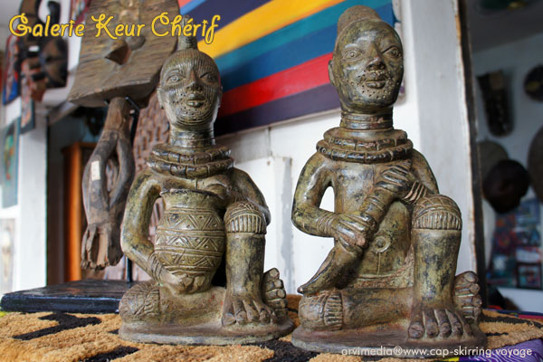 Vendeur d'art africain au Sénégal motif d'art africain