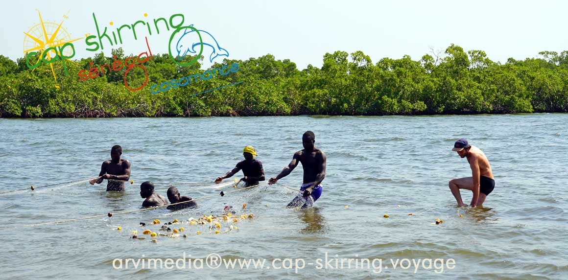 pêche traditionnelle sénégalaise photo dorian degoutte artiste français en visite à cap skirring sud du sénégal scène de la vie africaine