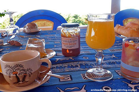 petit déjeuner européen campement en casamance au bord de l'océan Atlantique