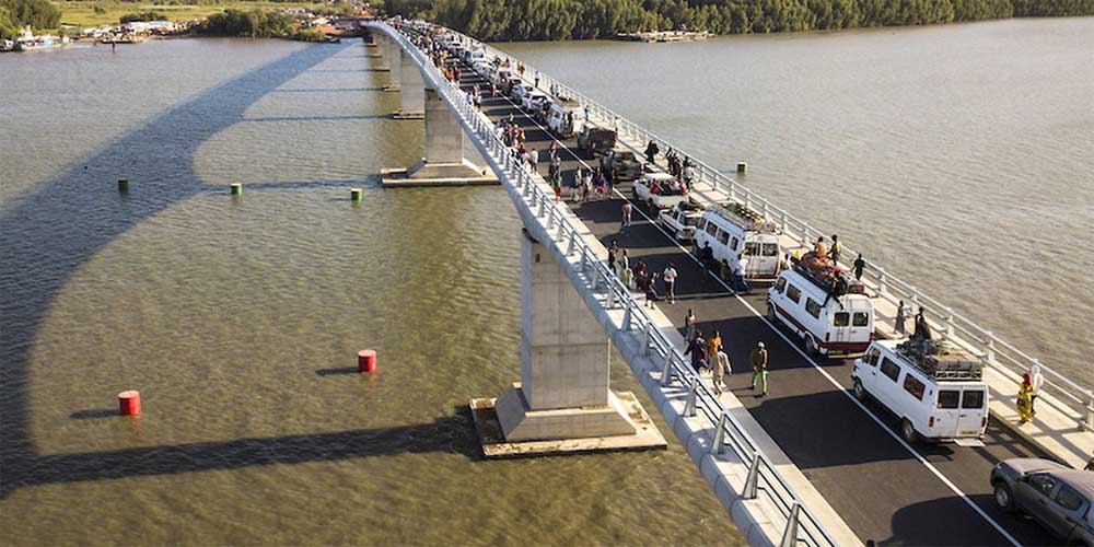 enfin le pont fonctionne et c'est une très bonne chose pour les transports routiers on peut relier Dakar à Ziguinchor en 8 heures de route