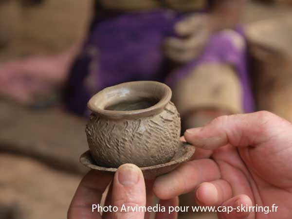 Exemple de petite poterie réalisée rapidement devant nous, dextérité et savoir faire  
