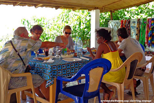 salle à manger repas midi et soir séjour vacances au Sénégal