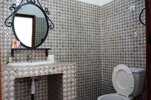 chaque chambre dispose d'une salle de bain privative avec toilette et douche