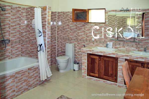 salle de bain spacieuse des suites hôtel grand standing Sénégal