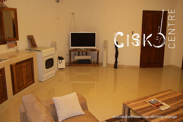 Salon avec télé hébergement Cap Skirring location de studio de luxe vacances