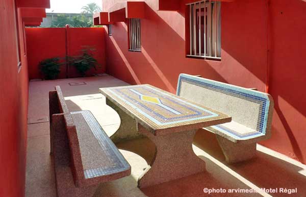 Salon extérieur coin terrasse sympa pour passer un moment agréable en fin d'après midi pour le petit déjeuner le matin.