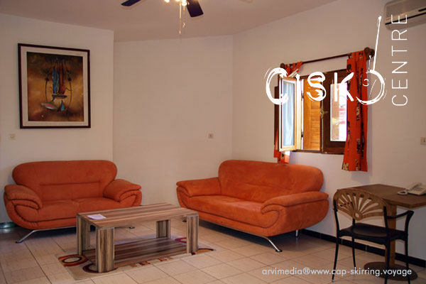 suite junior composée de 2 chambres hôtel Cisko salon tv satellite