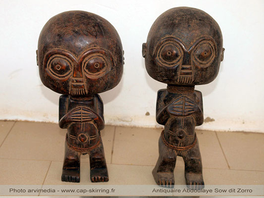 Statuette représentant des pigmés du Cameroun