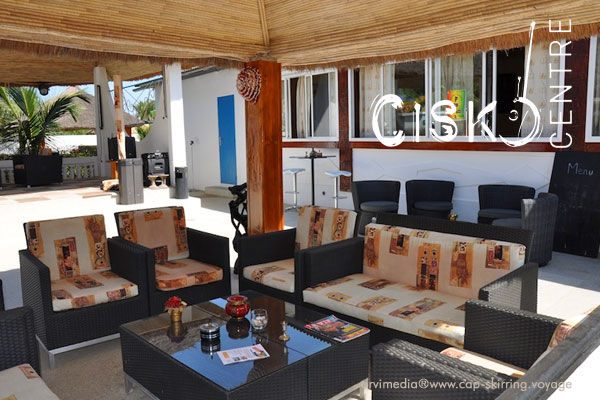 tonnelle ombragée et confortable avec toit en chaume