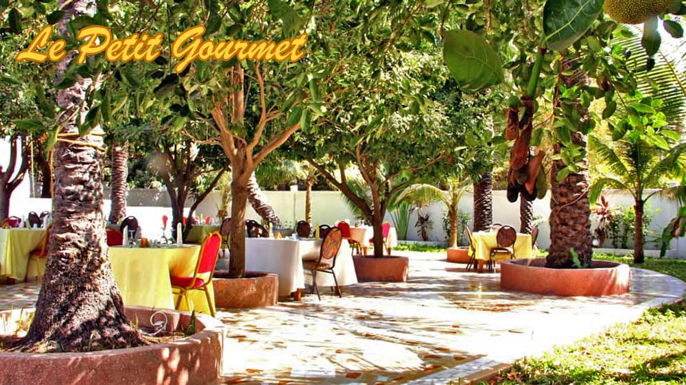 Terrasse intérieure restaurant le petit gourmet à l'entrée du village ouvert toute l'année pour vos fête de famille séminaires réceptions