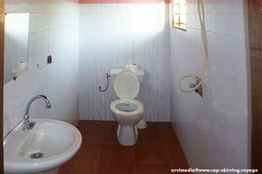 toilettes indépendente salle de bains